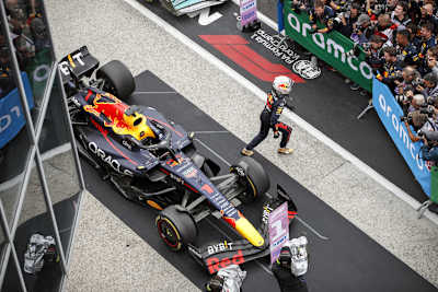 Sieger Verstappen wirft sich gleich in die Arme seiner Mannschaft