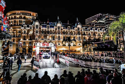 Der Start mit der Traum-Kuliise am Casino (li.)
