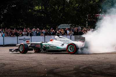 Mick Schumacher liess in Goodwood die Reifen rauchen 