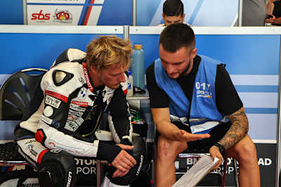 Pepijn Bijsterbosch (re.) erhält Tipps von Assen-Sieger Mikhalchik