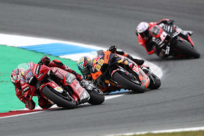 Im Rennen: Jack Miller (43) wehrt sich gegen Binder (33) und Aleix Espargaró