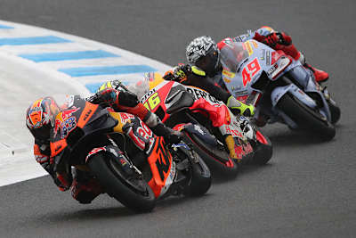 Jack Miller (43) hält sich hier vor Joan Mir (36) und Fabio Giannantonio (49)