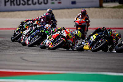 Mitten im Sprint-Getümmel: Bezzecchi (72) vor mir und Morbidelli