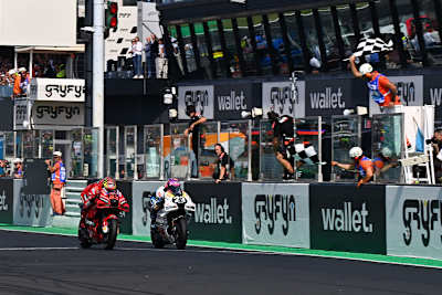 Pecco Bagnaia knapp vor Enea Bastianini