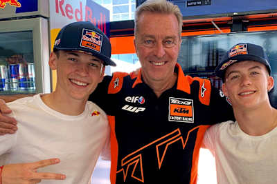 Hervé Poncharal mit seinen Fahrern für 2023: Links Filippo Farioli und rechts Dani Holgado