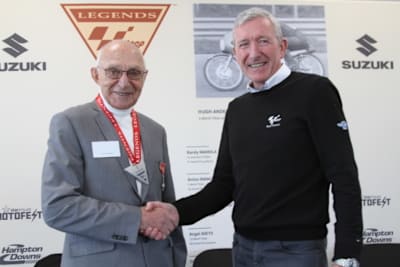 Hugh Anderson wurde von MotoGP Race Director Mike Webb geehrt