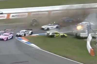 Der Feuerball nach dem Einschlag Olsens ist deutlich zu erkennen