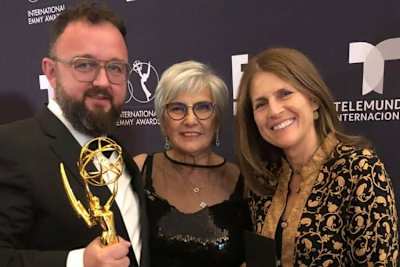 Michèle Mouton (Mitte) beim Emmy Award