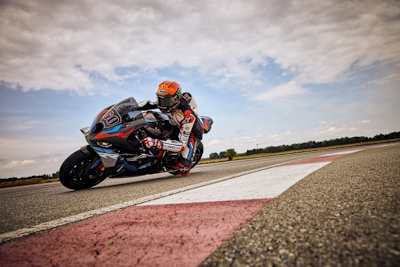 BMW M1000RR: Fokus auf dem Rennstreckeneinsatz und dem Rennsport