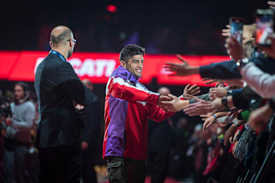 Jorge Martin ließ sich in der «Unipol Arena» von den Ducatisti feiern