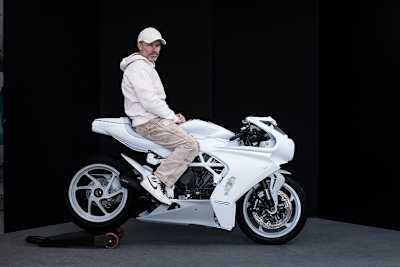 Der New Yorker Künstler Daniel Arsham auf der von ihm gestalteten MV Agusta Superveloce 