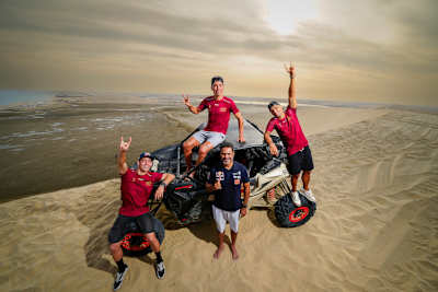 Pedro Acosta, Aleix Espargaró und Jorge Martin: Erinnerungsbild mit Nasser Al-Attiyah 