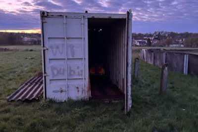 Sämtliche Container wurden aufgebrochen und zum Teil ausgeraubt