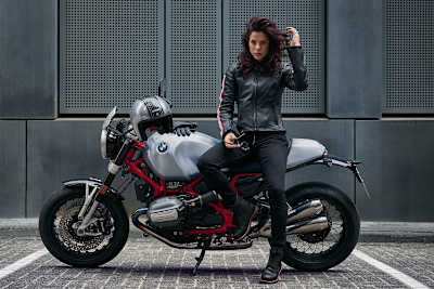 BMW präsentiert die neue R12 nineT mit einer fotogenen Dame im Sattel: Voll von gestern oder schon die absolute Avantgarde? 