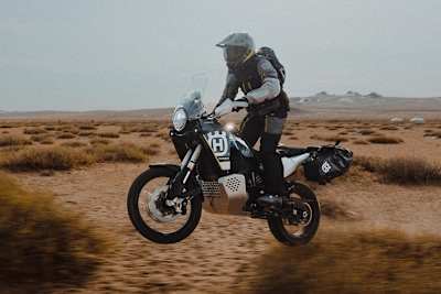 Husqvarna 901 Norden Expedition: Mehr Offroad-Tauglichkeit dank hochwertigeren Federelementen mit mehr Federweg  