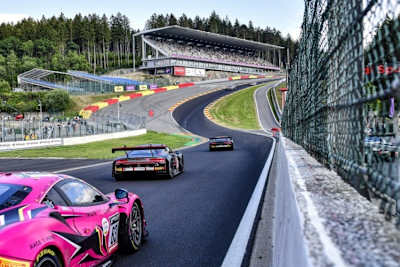 Ein Ferrari 488 GT3 verfolgt zwei Audi R8 LMS GT3