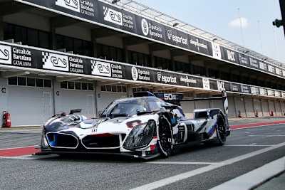 Der BMW M Hybrid V8 bei Testfahrten auf dem Circuit de Barcelona-Catalunya