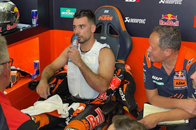 Miguel Oliveira schlüpfte gleich nach der Zielankunft in eine dicke, weiße Kühlweste