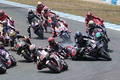 Jerez-GP, erste Runde, 2. Kurve: Fabio Quartararo (20) rutschte weg und riss Oliveira mit