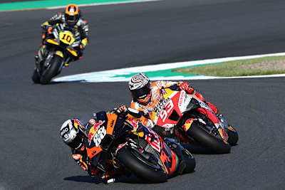 Miguel Oliveira (88) wehrte sich im Finish hartnäckig gegen Marc Márquez; dahinter Luca Marini (10)