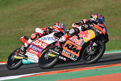 Moto3-WM-Finale in Valencia: GASGAS-Pilot Guevara (28) verfolgt Red Bull-KTM-Pilot Deniz Öncü