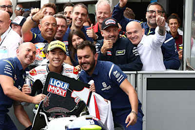 Ein Bild mit Seltenheitswert: Peter Öttl (2. von links) und Max Biaggi feiern gemeinsame einen Sasaki-Erfolg