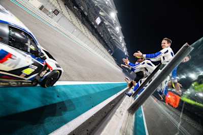 Große Freude bei Valentino Rossi und seinem Team über Rang zwei in Abu Dhabi