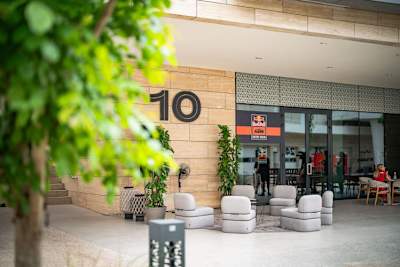 Im rundum erneuerten Paddock von Katar sind Teams, TV-Crews und Co. bereits bei der Arbeit