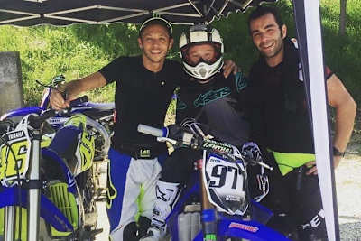 Valentino Rossi (neben Dakota Mamola) erwartet Danilo Petrucci (rechts)