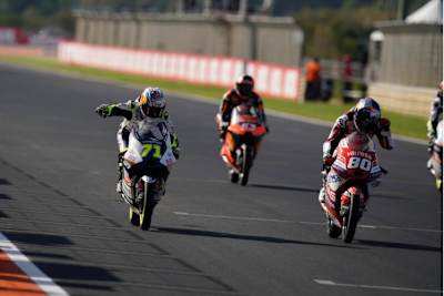 Ayumu Sasaki #71 behauptete sich dieses Mal bis zum Zielstrich gegen David Alonso #80 und Co.