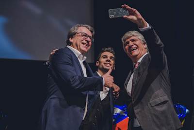 Stefan Pierer, Miguel Oliveira und FIM-Präsident Jorge Viegas