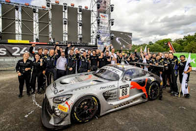 Jubel rund um den Mercedes-AMG GT3 beim AMG Team AKKODIS ASP über den Sieg in Spa