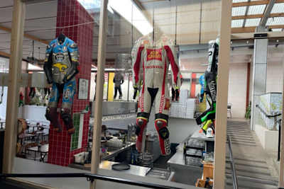 Insgesamt befinden sich zwölf Lederkombis in den Schaufenstern bei Pino's