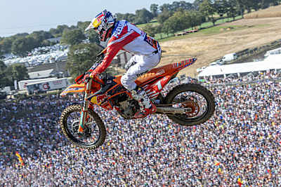 Aaron Plessinger mit der Startnummer 1 des Titelverteidigers vor der gewaltigen Zuschauerkulisse in Ernée