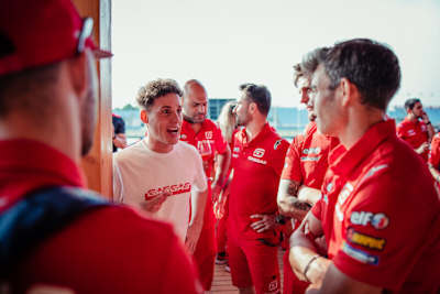 Pol Espargaró beim Wiedersehen mit seiner GASGAS-Mannschaft