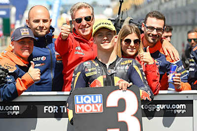 Le Mans: Hervé Poncharal und Tochter Mathilde flankieren WM-Leader Holgado nach Platz 3 im Quali