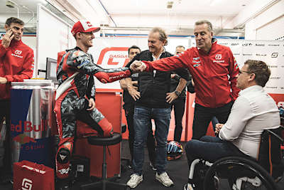 In der Früh vor dem Test in der GASGAS-Box: Teammanager Nicolas Goyon, Pol Espargaró, Hubert Trunkenpolz, Hervé Poncharal und Pit Beirer 