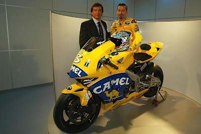 Sito Pons vor der Saison 2003 mit Max Biaggi und der Camel-Honda