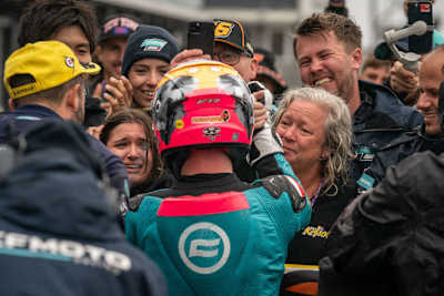Große Emotionen bei Joel Kelso, seiner Familie und seiner Crew im Parc Fermé