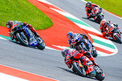 Fights im Mittelfeld: Quartararo (20) vor Bastianini (23), Oliveira (88), Nakagami (30) und Viñales 