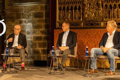 Dorna-CEO Carmelo Ezpeleta, Formel-1-CEO Stefano Domenicali und Pramac-Besitzer Paolo Campinoti teilten sich in Pamplona die Bühne