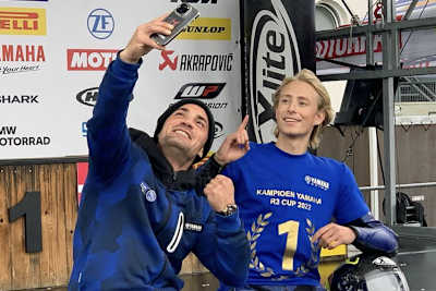 Lehrer Dario Giuseppetti mit Schüler Nielsen