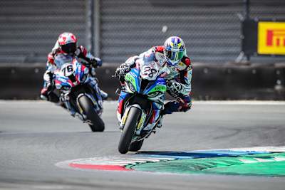 Loris Baz kann am Ende nur zuschauen, wie Reiterberger (28) gewinnt