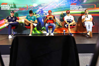 Max Verstappen, Lance Stroll, Carlos Sainz, Yuki Tsunoda und George Russell