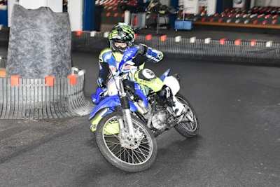 Der Maestro himself machts vor: Abfangen eines wegrutschenden Vorderrades