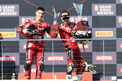 Die Ducati-Werksfahrer Michael Rinaldi (li.) und Alvaro Bautista