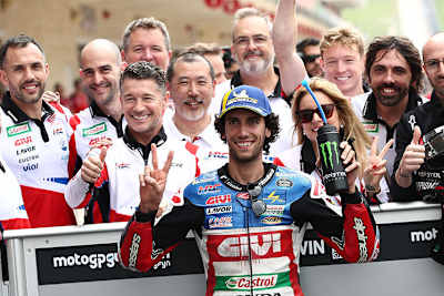 Alex Rins jubelt mit dem LCR-Honda-Team