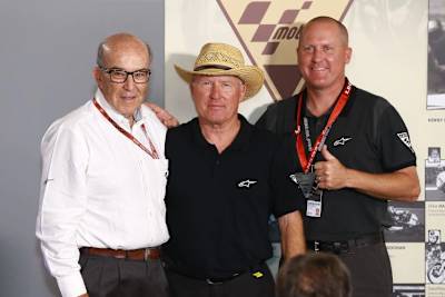 Dorna-CEO Carmelo Ezpeleta mit Kenny Roberts und dem Junior