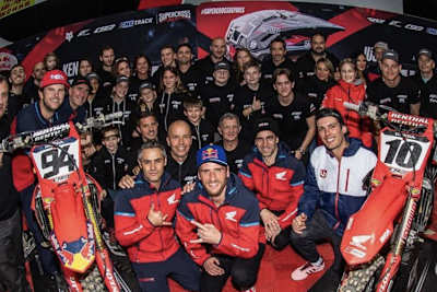 Roczen feiert mit dem Team Honda Genuine den Sieg von Paris