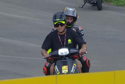 Taxi-Service: Valentino Rossi brachte Marco Bezzecchi zurück an die Box